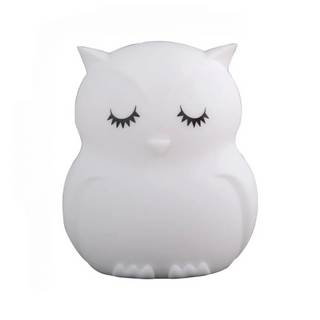 Lampe à poser enfant en forme de hibou avec télécommande sur fond blanc