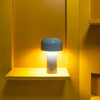 Lampe à poser sans fil et rechargeable style champignon installée sur une étagère jaune