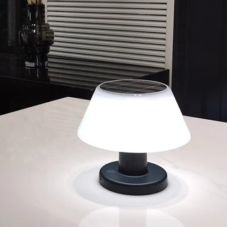 Lampe à poser solaire LED décorative et moderne posée sur une table blanche