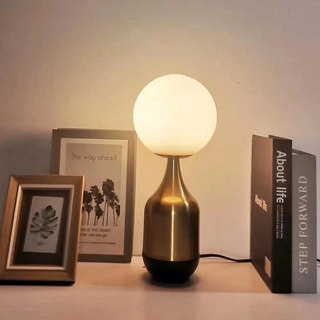 Lampe à poser vintage et dorée avec boule en verre