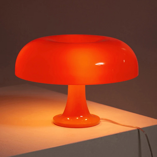 Lampe à poser vintage style champignon à LED allumée et installée sur un support gris