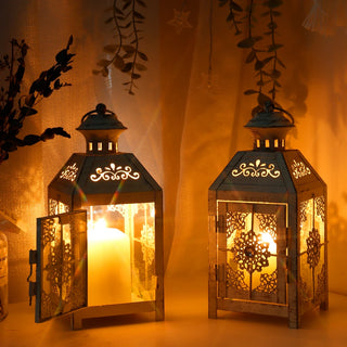Lanternes à poser en métal vintage, une à gauche avec le porte ouverte et une bougie allumée à l'intérieur. L'autre à droite la porte fermée, avec une bougie allumée à l'intérieur.